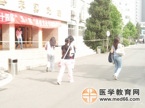 臨床醫(yī)學檢驗技士/技師/主管技師-考生奔赴考場