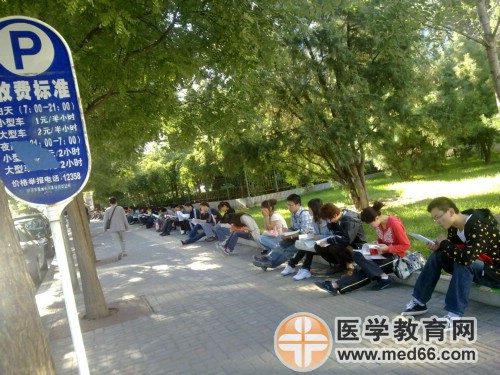 醫(yī)師資格考前爭分奪秒復(fù)習(xí)的考生