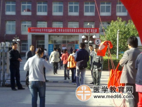 上午8:30，執(zhí)業(yè)藥師考生陸續(xù)進入考場