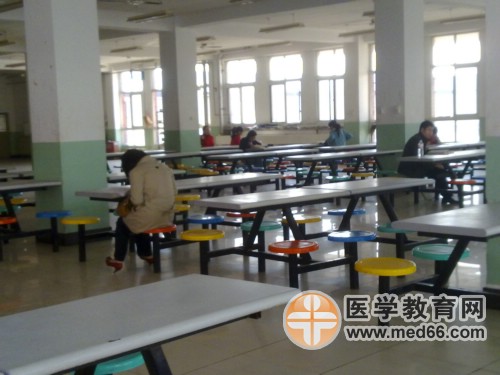 執(zhí)業(yè)藥師第一場考試結(jié)束，考生們在餐廳里找到一個位置，繼續(xù)復(fù)習(xí)下午的考試