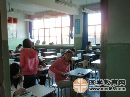 執(zhí)業(yè)藥師考生陸續(xù)進(jìn)場，查找座位