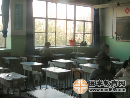 執(zhí)業(yè)藥師考場開考前，等候考試開始的考生們