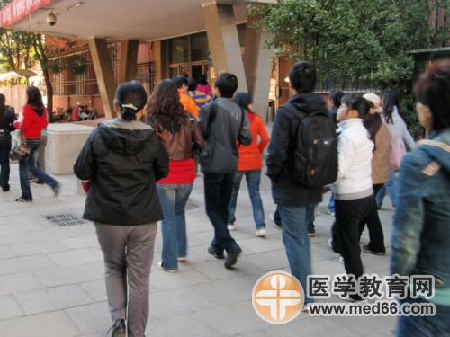 上午8:30，執(zhí)業(yè)藥師考生開始進(jìn)考場(chǎng)