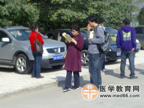 和同伴對一對答案，看看今年的執(zhí)業(yè)藥師是不是能順利通過