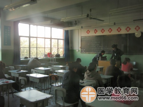 執(zhí)業(yè)藥師考生陸續(xù)進(jìn)入考場，等候考試開始