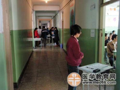 執(zhí)業(yè)藥師考生大部分已經(jīng)進(jìn)場，樓道里的考生越來越少