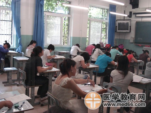 衛(wèi)生資格考試開(kāi)始，考生們開(kāi)始答題