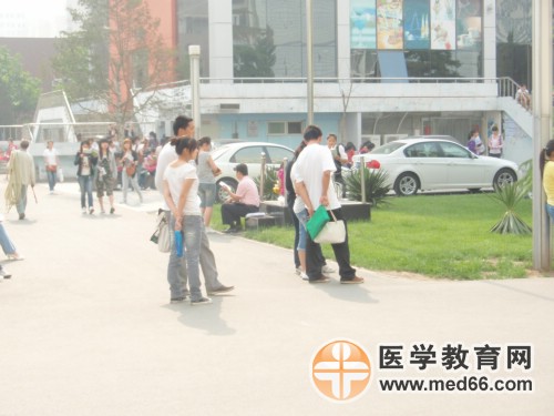 2010年衛(wèi)生職稱(chēng)考試現(xiàn)場(chǎng)