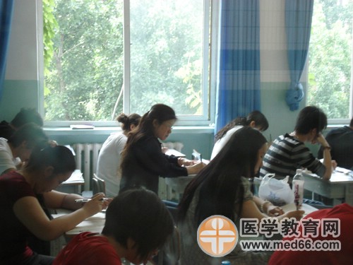 衛(wèi)生資格考生開(kāi)始答題