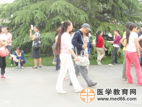 2010年衛(wèi)生資格考試現(xiàn)場(chǎng)