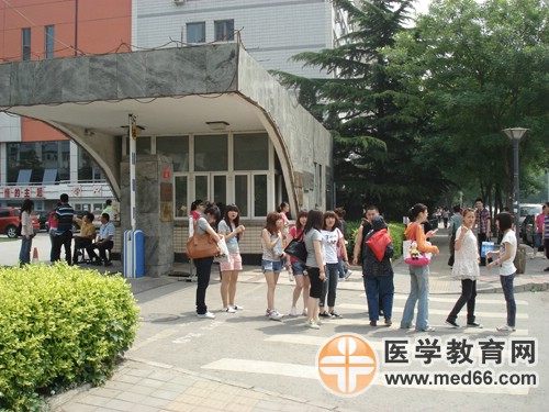 5月22日上午，衛(wèi)生資格第一場(chǎng)考試結(jié)束。