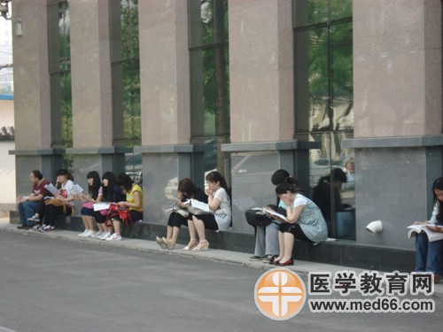 衛(wèi)生資格考試復習的考生