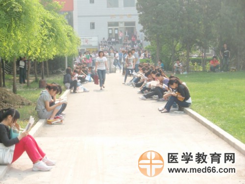 衛(wèi)生職稱考試前復(fù)習(xí)的考生