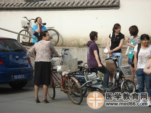 衛(wèi)生資格考生趕赴考場