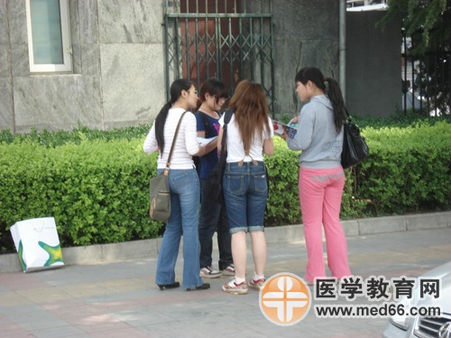 衛(wèi)生資格第一場(chǎng)考試結(jié)束，考生討論