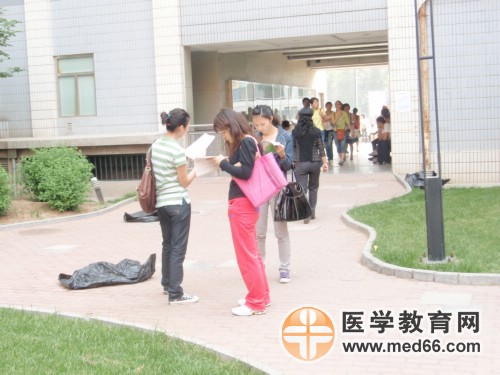 衛(wèi)生資格考前復習的考生