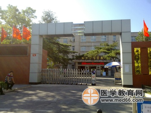 醫(yī)師資格考試準(zhǔn)時(shí)開考，考點(diǎn)外只剩下了送考的人們