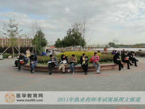 午飯過后，考生開始了下午考試的復習