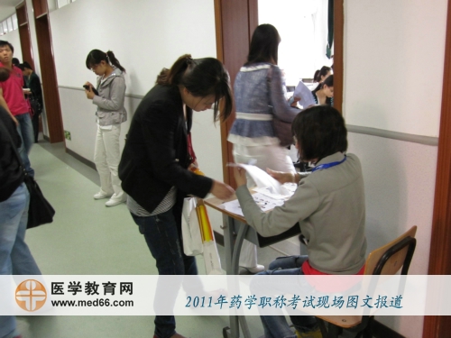 進(jìn)入教室前，監(jiān)考老師核對(duì)考試證件