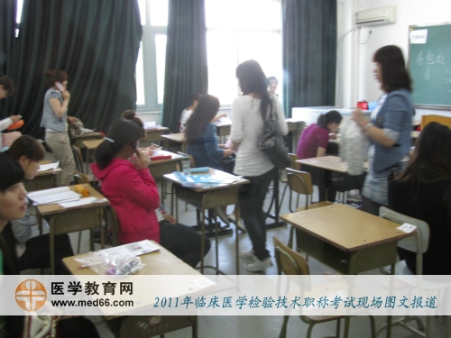 經(jīng)過(guò)證件檢查，考生進(jìn)入教室，準(zhǔn)備開考