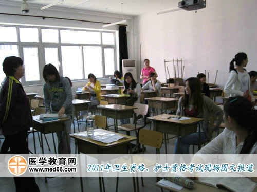 經(jīng)過證件檢查，考生進入教室，準(zhǔn)備開考