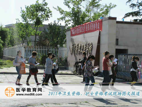 上午8:30，考生們陸續(xù)進入考場