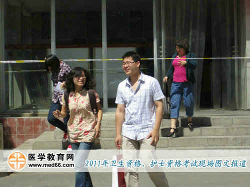 上午10:00，開始有衛(wèi)生資格考生走出考場，從考生臉上的笑容可以看出考得不錯