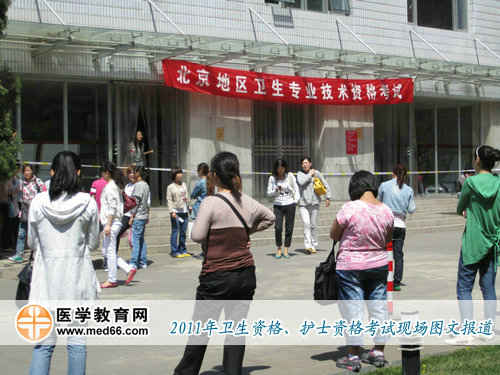 上午10:00，陸續(xù)有考生走出考場，第一科考試結(jié)束。祝福廣大考生每科考試都有好成績！