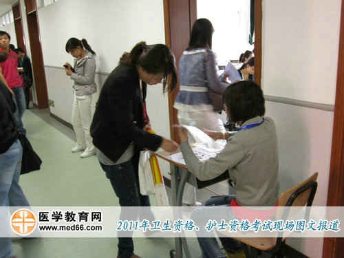 衛(wèi)生資格、護(hù)士資格考試監(jiān)考老師仔細(xì)核對(duì)考生準(zhǔn)考證及身份證