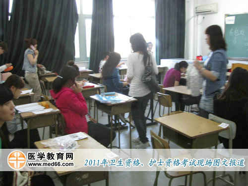 經(jīng)過檢查，衛(wèi)生資格考生走進(jìn)教室，等待考試開始