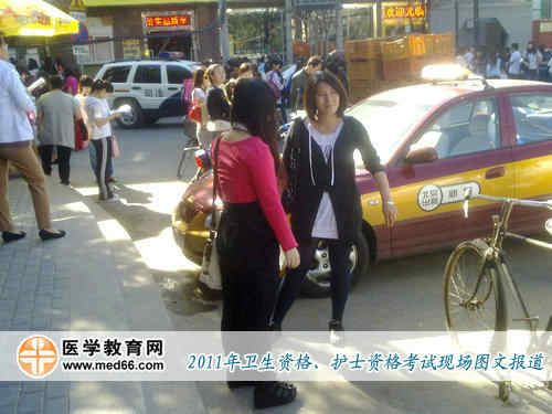 早晨8:00，十四中門口就聚滿了候考的考生