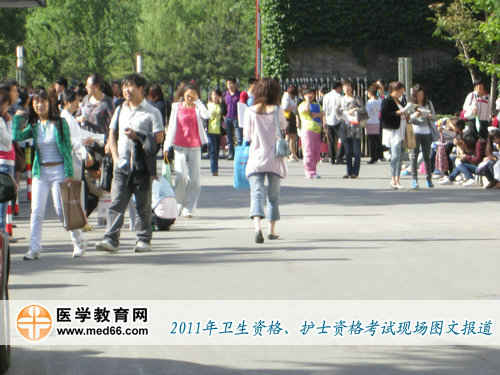 5月21日上午8:00，衛(wèi)生資格、護(hù)士執(zhí)業(yè)資格考生陸續(xù)來到考點(diǎn)