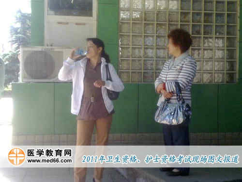 護士資格資格考場外，等候考生的家人