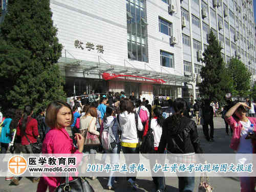 上午8：30，衛(wèi)生資格考生考生開始考場