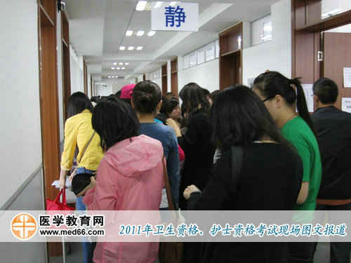 上午8:30，衛(wèi)生資格考場開放，考生們進入教學(xué)樓查找考場