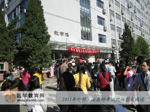 8:10，外科主治醫(yī)師考生進(jìn)入考場(chǎng)