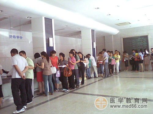 大廳內(nèi)，執(zhí)業(yè)藥師報(bào)名資格審核，考生秩序井然