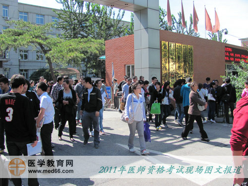 中午11:35，醫(yī)師資格考生陸續(xù)走出考場，臉上帶滿喜悅