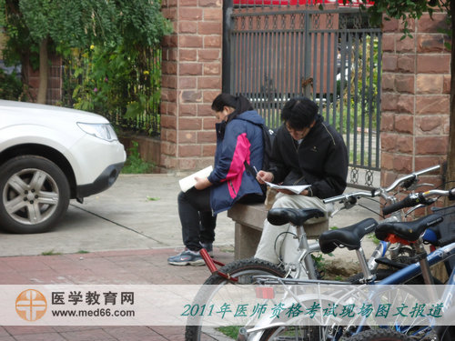 醫(yī)師資格考前，考生安靜地在角落看書