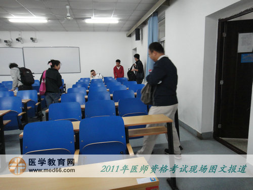 2011年醫(yī)師資格考生進入考場，查找座位