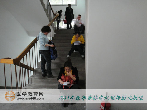 2011年醫(yī)師資格考試前，考生抓緊復習