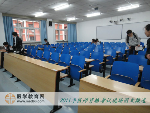 2011年醫(yī)師資格考點(diǎn)內(nèi)，考試錄入進(jìn)入考場(chǎng)
