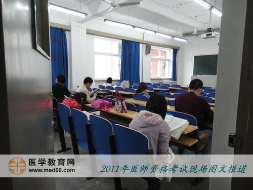 醫(yī)師資格考前，考生已進(jìn)入考場(chǎng)，抓緊最后時(shí)間復(fù)習(xí)