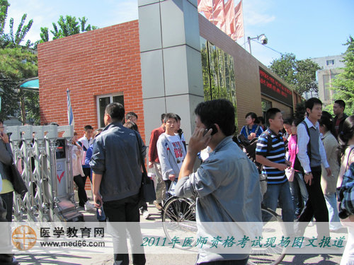 結(jié)束了第一單元的醫(yī)師資格考試的考生們，陸續(xù)走出考場