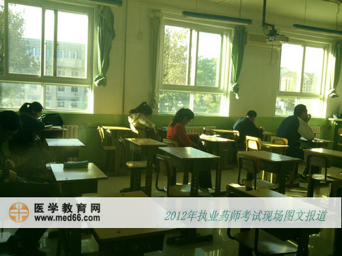 執(zhí)業(yè)藥師考試考場教室內(nèi)