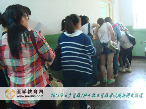 護(hù)士資格考生自覺排隊等候準(zhǔn)考證及證件查驗(yàn)