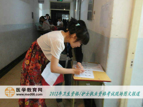 監(jiān)考老師核對、檢查證件后，衛(wèi)生資格考生簽字確認(rèn)