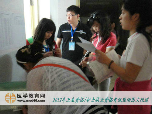 衛(wèi)生資格、護(hù)士資格考生提交準(zhǔn)考證、證件等待檢查