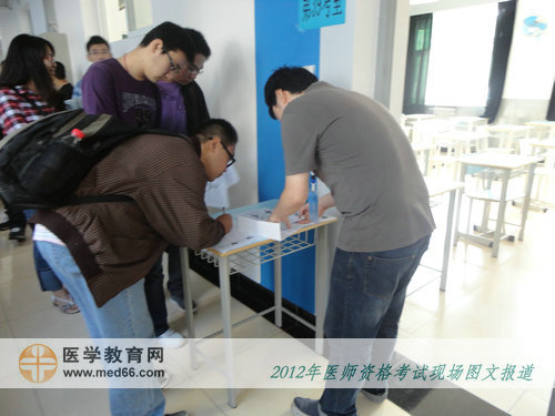 臨床醫(yī)師考生進(jìn)入考前核對(duì)信息并簽到