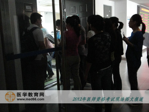 口腔醫(yī)師考生排隊(duì)等候檢查準(zhǔn)考證
